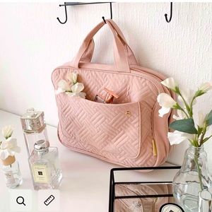 Bagsmart light pink bag.